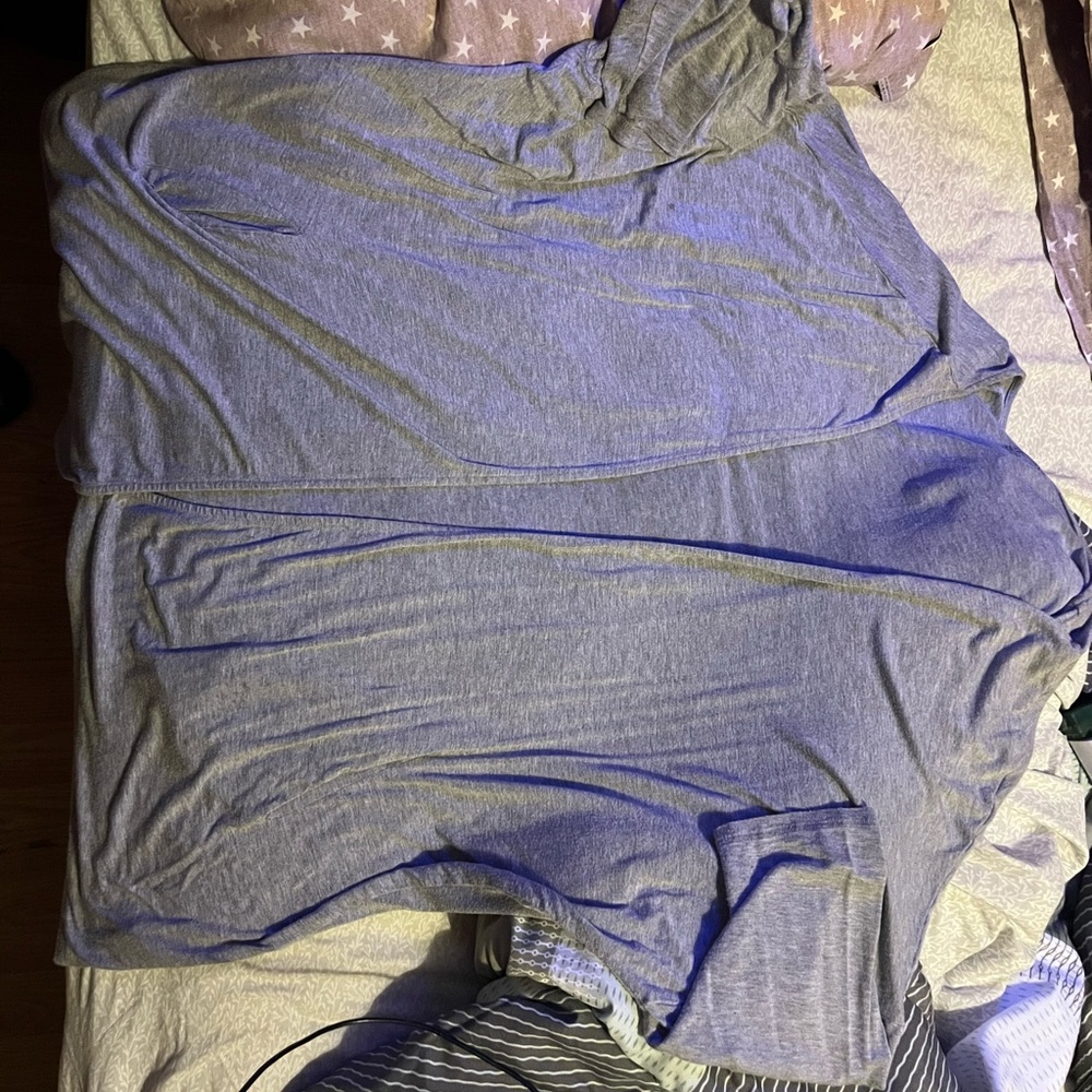 Great with any attire. No stains. I wore with my scrubs.